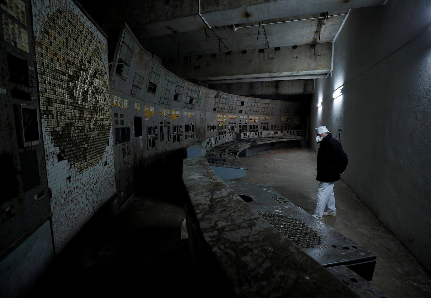 La madrugada del 26 de abril de 1986 la explosión del reactor número 4 de la central nuclear de Chernóbil (actual Ucrania) derivó en la mayor tragedia nuclear de la historia. Aún se desconoce la cifra real de fallecidos. Más de treinta personas murieron esa misma noche y en torno al millar después, aunque el hermetismo y ocultación de la URSS imposibilitaron evaluar el impacto real de la catástrofe. Este es un viaje en el tiempo al escenario del suceso, con instantáneas de entonces y también actuales.