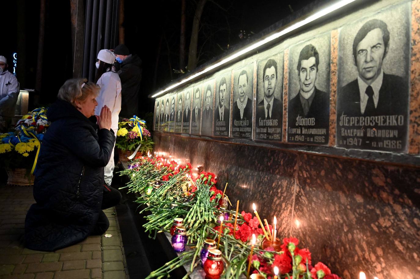 La madrugada del 26 de abril de 1986 la explosión del reactor número 4 de la central nuclear de Chernóbil (actual Ucrania) derivó en la mayor tragedia nuclear de la historia. Aún se desconoce la cifra real de fallecidos. Más de treinta personas murieron esa misma noche y en torno al millar después, aunque el hermetismo y ocultación de la URSS imposibilitaron evaluar el impacto real de la catástrofe. Este es un viaje en el tiempo al escenario del suceso, con instantáneas de entonces y también actuales.