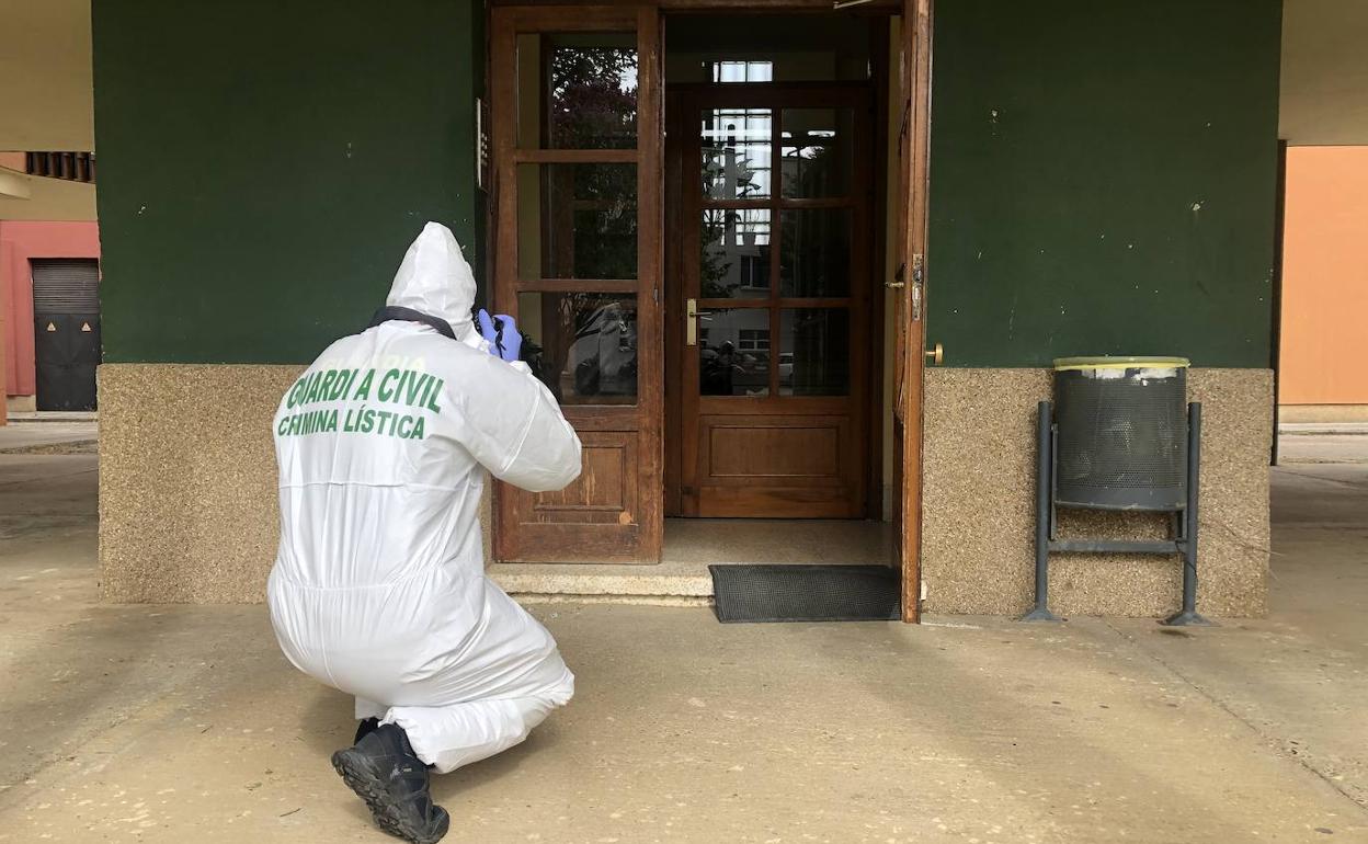 Efectivos de la Guardia Civil en el inmueble donde tuvo lugar el crimen. 