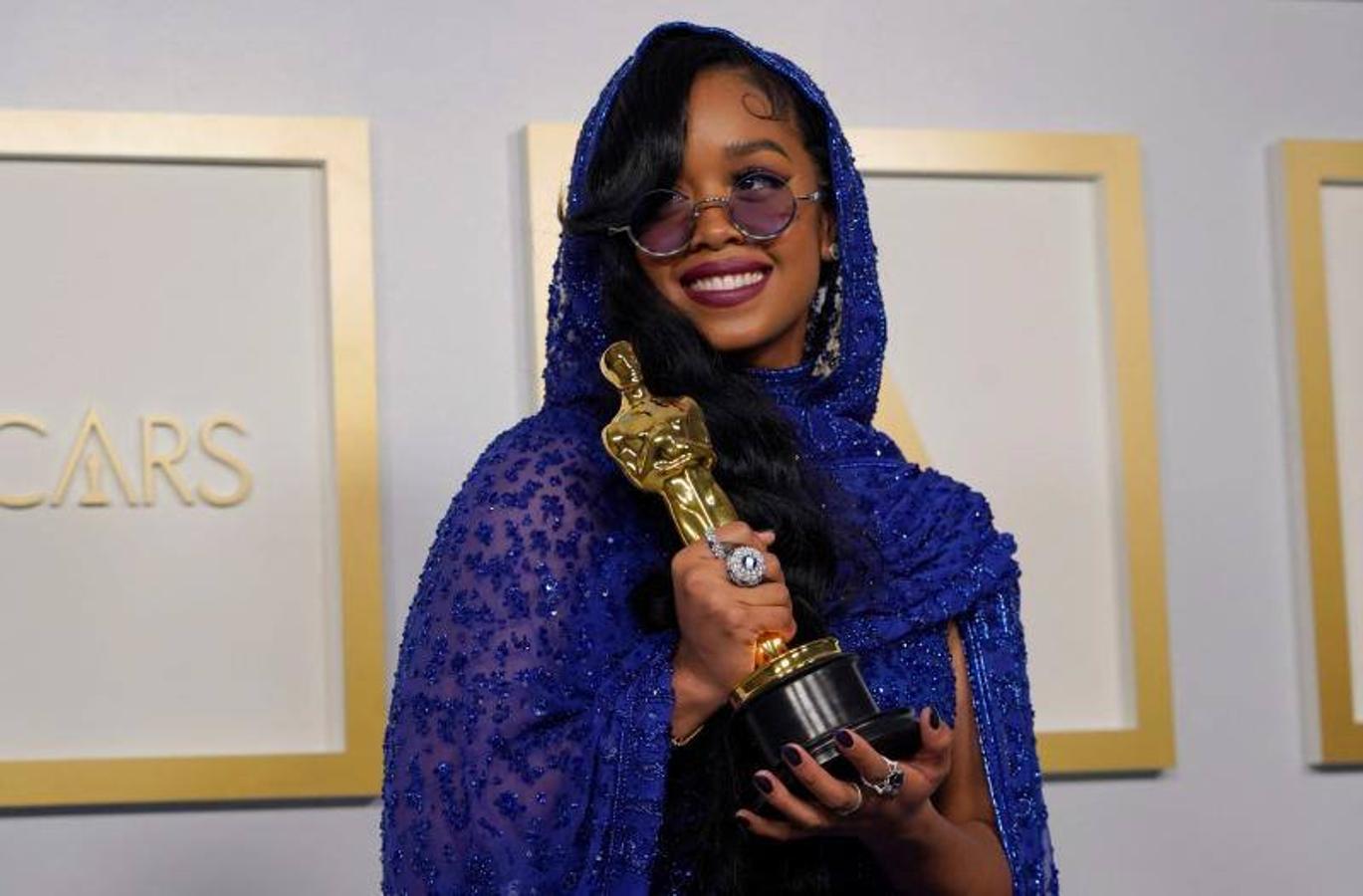 H.E.R. con su Oscar por la Mejor Canción Original por 'Fight For You', de la cinta 'Judas and the Black Messiah'. 