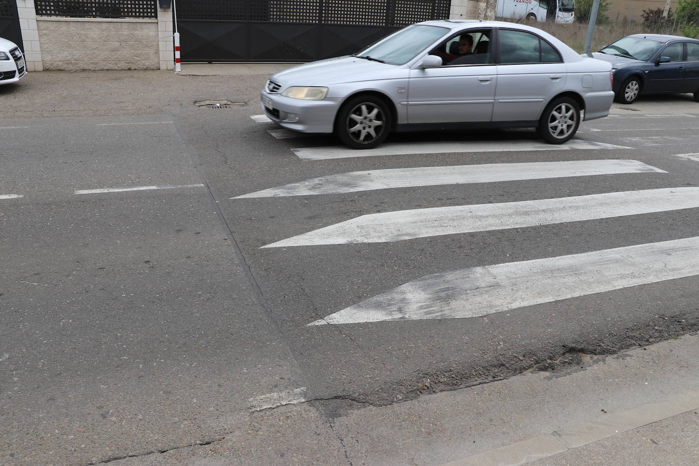 Varios vecinos de la localidad llevan años reclamando la retirada de un badén que produce molestos ruidos al paso de los vehículos.