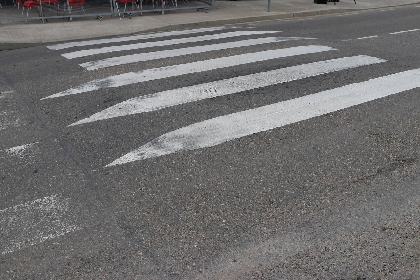 Varios vecinos de la localidad llevan años reclamando la retirada de un badén que produce molestos ruidos al paso de los vehículos.