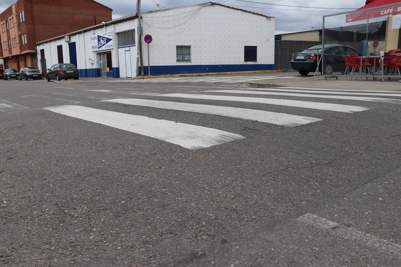 Varios vecinos de la localidad llevan años reclamando la retirada de un badén que produce molestos ruidos al paso de los vehículos.