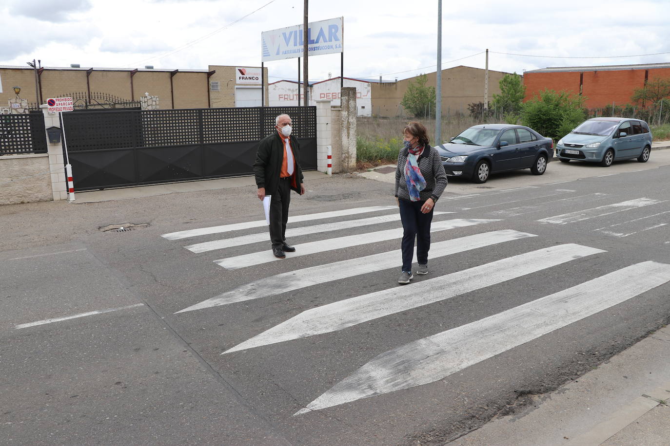 Varios vecinos de la localidad llevan años reclamando la retirada de un badén que produce molestos ruidos al paso de los vehículos.