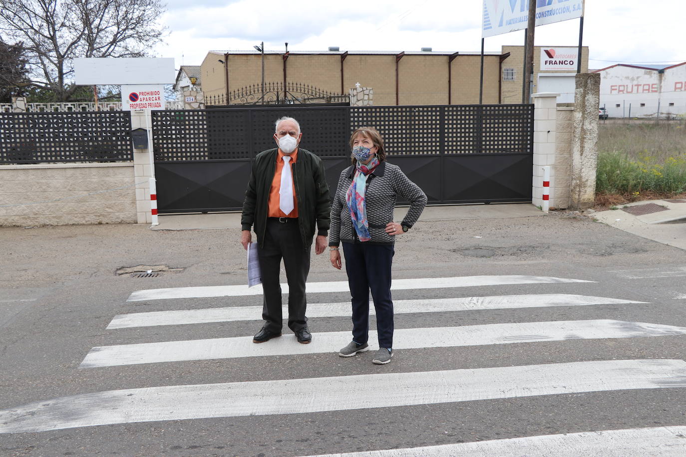 Varios vecinos de la localidad llevan años reclamando la retirada de un badén que produce molestos ruidos al paso de los vehículos.