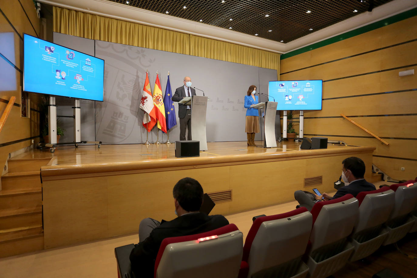 El vicepresidente, portavoz y consejero de Transparencia, Ordenación del Territorio y Acción Exterior, Francisco Igea y la consejera de Empleo e Industria, Ana Carlota Amigo, presentan la estrategia 'Reto Castilla y León Cibersegura'.