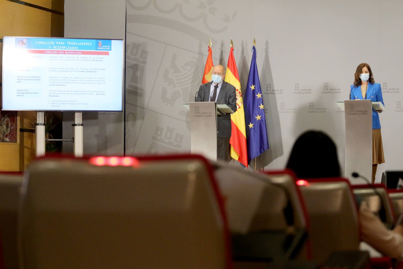 El vicepresidente, portavoz y consejero de Transparencia, Ordenación del Territorio y Acción Exterior, Francisco Igea y la consejera de Empleo e Industria, Ana Carlota Amigo, presentan la estrategia 'Reto Castilla y León Cibersegura'.