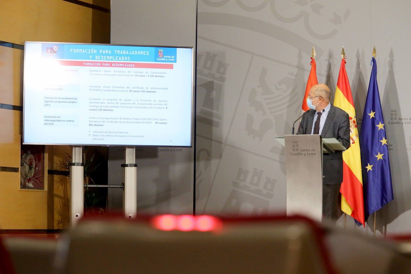 El vicepresidente, portavoz y consejero de Transparencia, Ordenación del Territorio y Acción Exterior, Francisco Igea y la consejera de Empleo e Industria, Ana Carlota Amigo, presentan la estrategia 'Reto Castilla y León Cibersegura'.