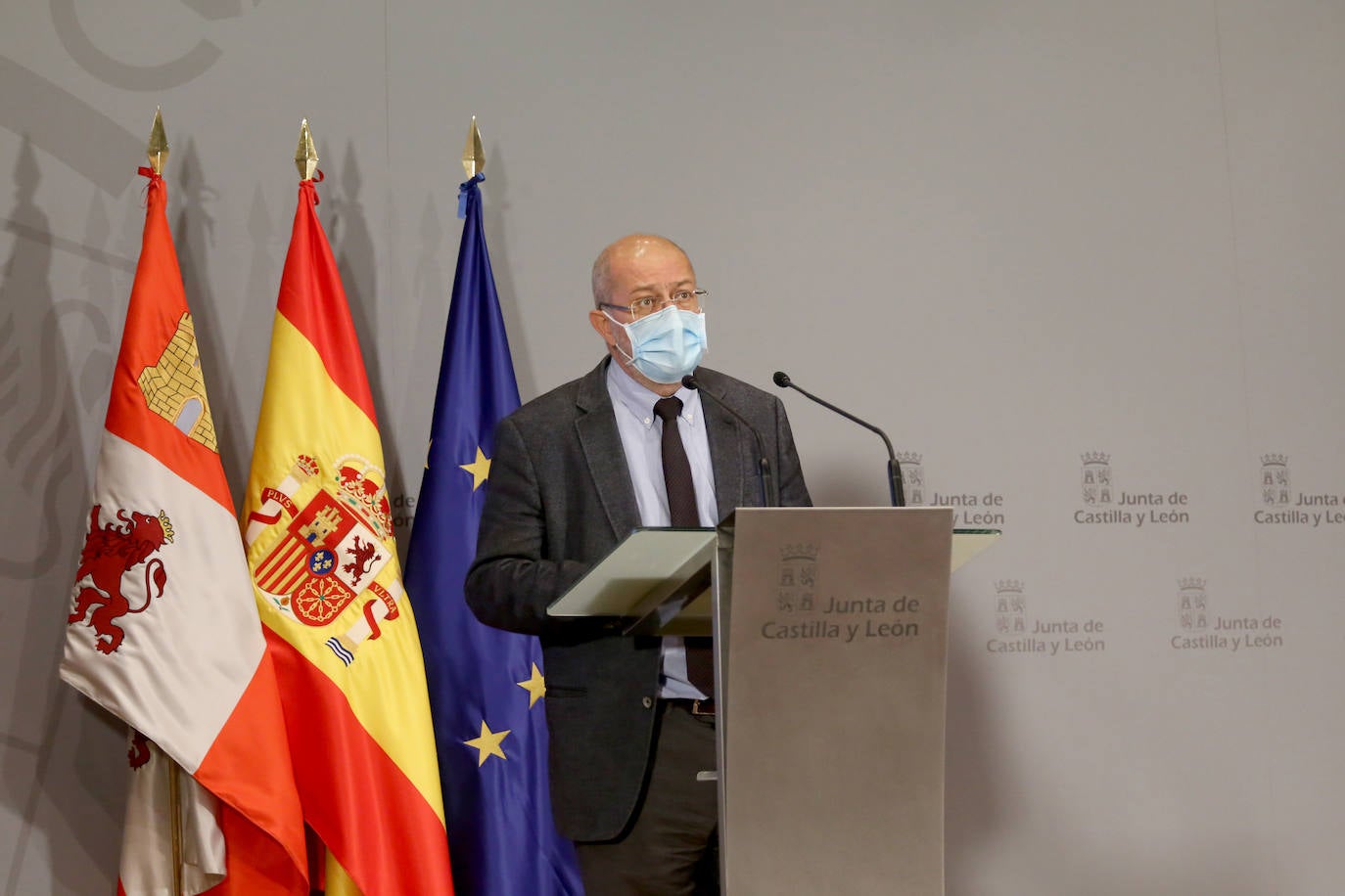 El vicepresidente, portavoz y consejero de Transparencia, Ordenación del Territorio y Acción Exterior, Francisco Igea y la consejera de Empleo e Industria, Ana Carlota Amigo, presentan la estrategia 'Reto Castilla y León Cibersegura'.