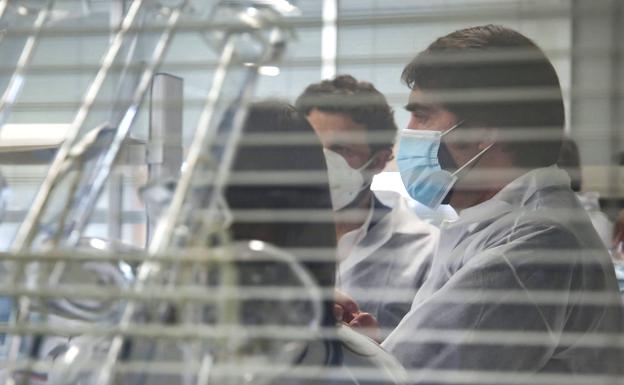 Juan Carlos Suárez Quiñones, durante la visita al laboratorio. 