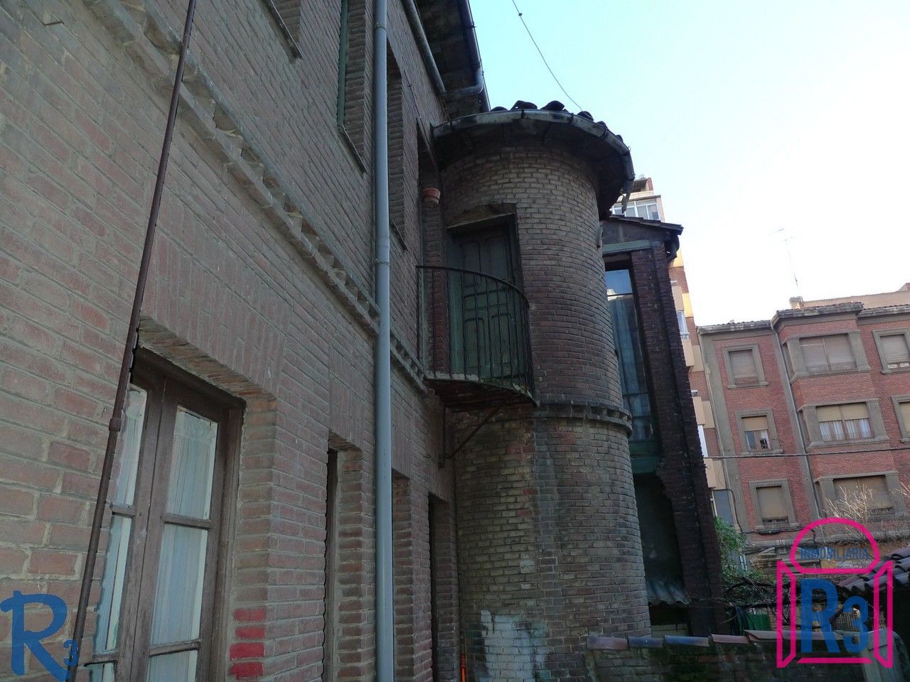 Edificio histórico de 1.910, de estilo neomudéjar, acabado por Manuel de Cárdenas y declarado Bien de Interés Cultural con categoría de monumento. Situado en el corazón de León capital. Tiene unos 1670 metros cuadros construidos más sótanos en un solar de 1028 metros cuadrados..