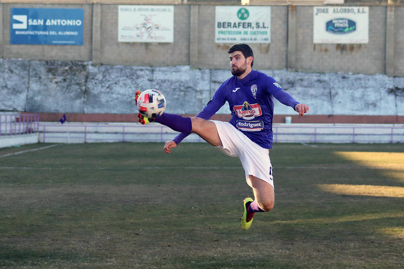 Varo, en un partido con La Bañeza.