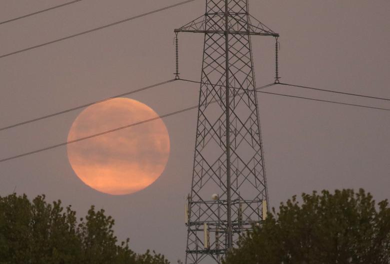 La luna llena, también conocida como Supermoon, se ve sobre Halle, Bélgica. 