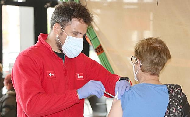 Un enfermero inyecta una dosis de Janssen.