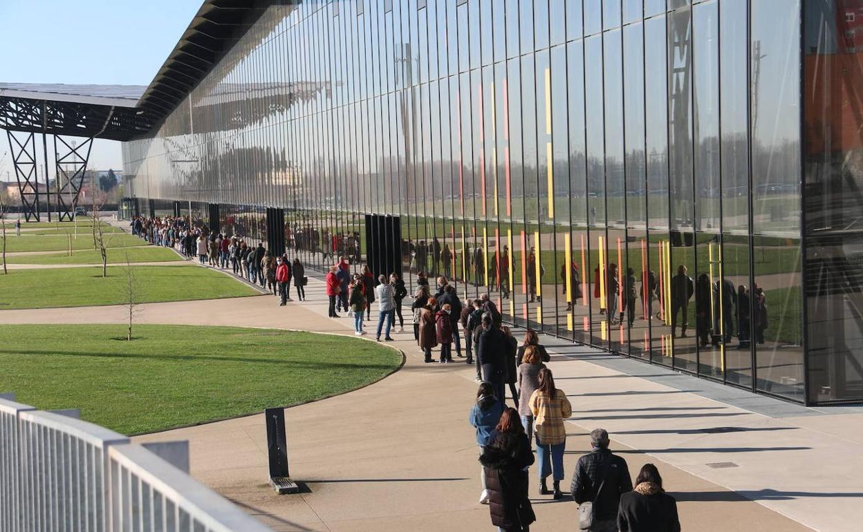 Colas en el Palacio de Exposiciones de León durante estas semanas.