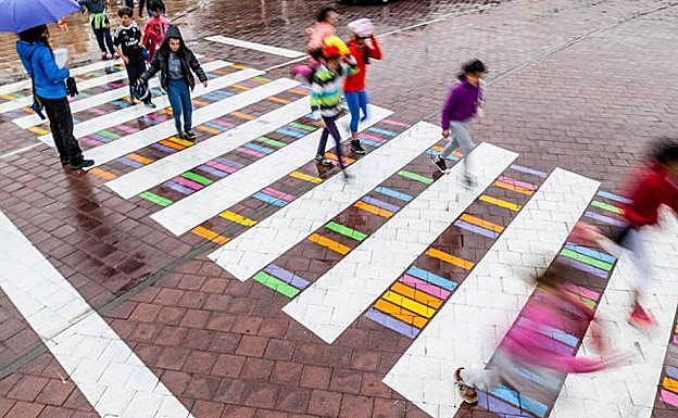 Imagen de un paso de cebra con líneas de colores