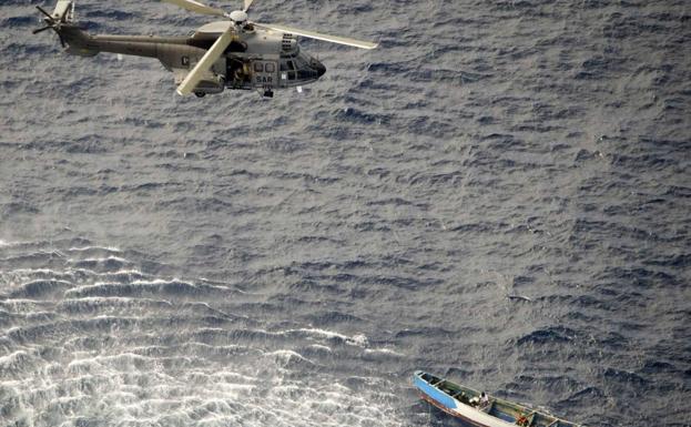 El helicóptero del Servicio Aéreo de Rescate (SAR) del Ejército del Aire a su llegada el pasado lunes al lugar donde estaba el cayuco con los fallecidos.