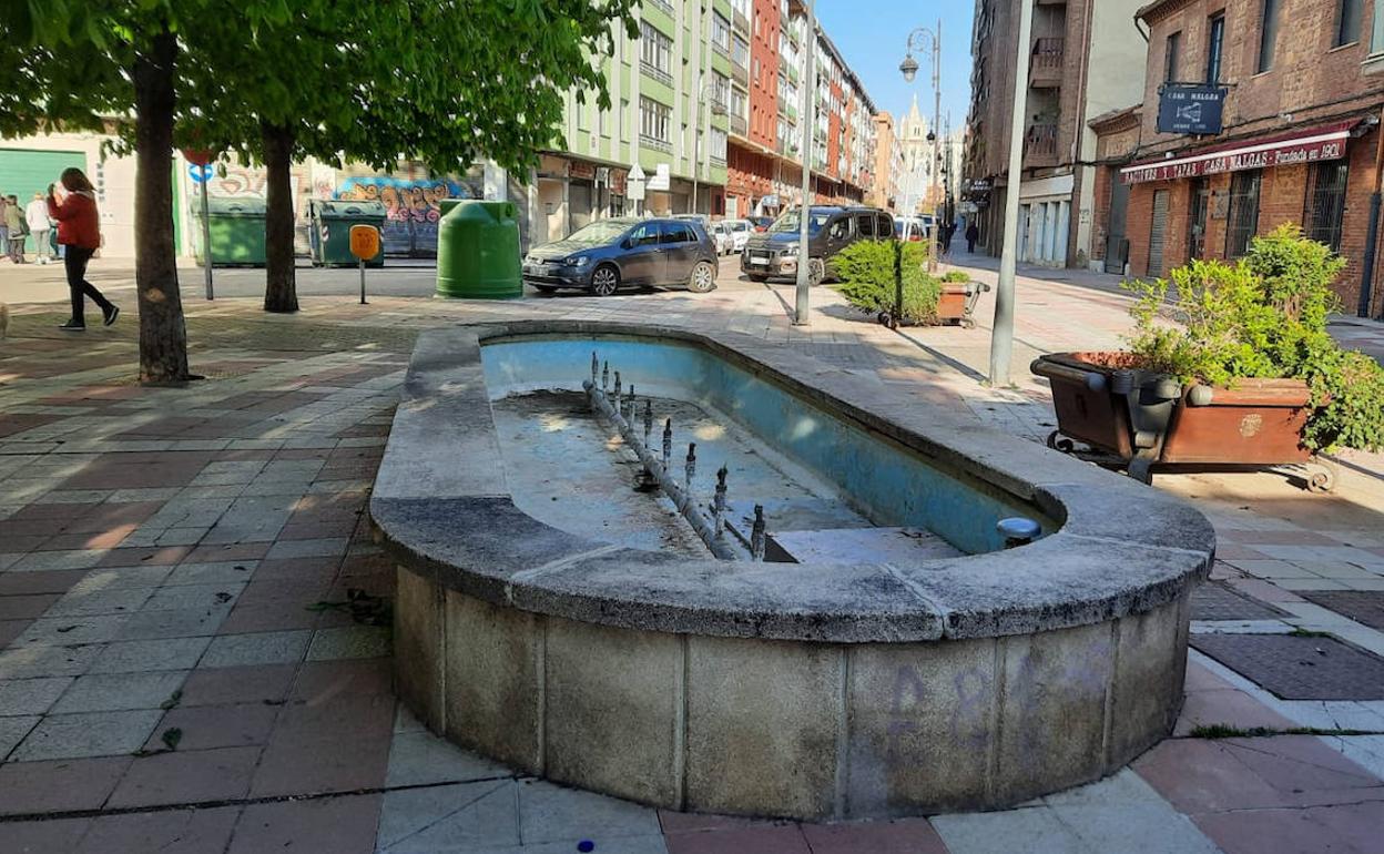 Fuente ubicada en la calle José María Fernánde en León capital.