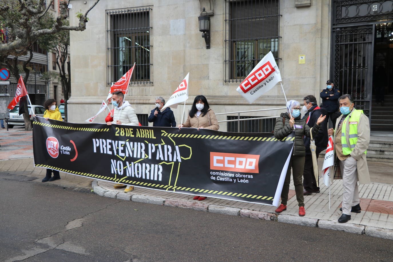 Varias personas se manifiestan contra los accidentes laborales.