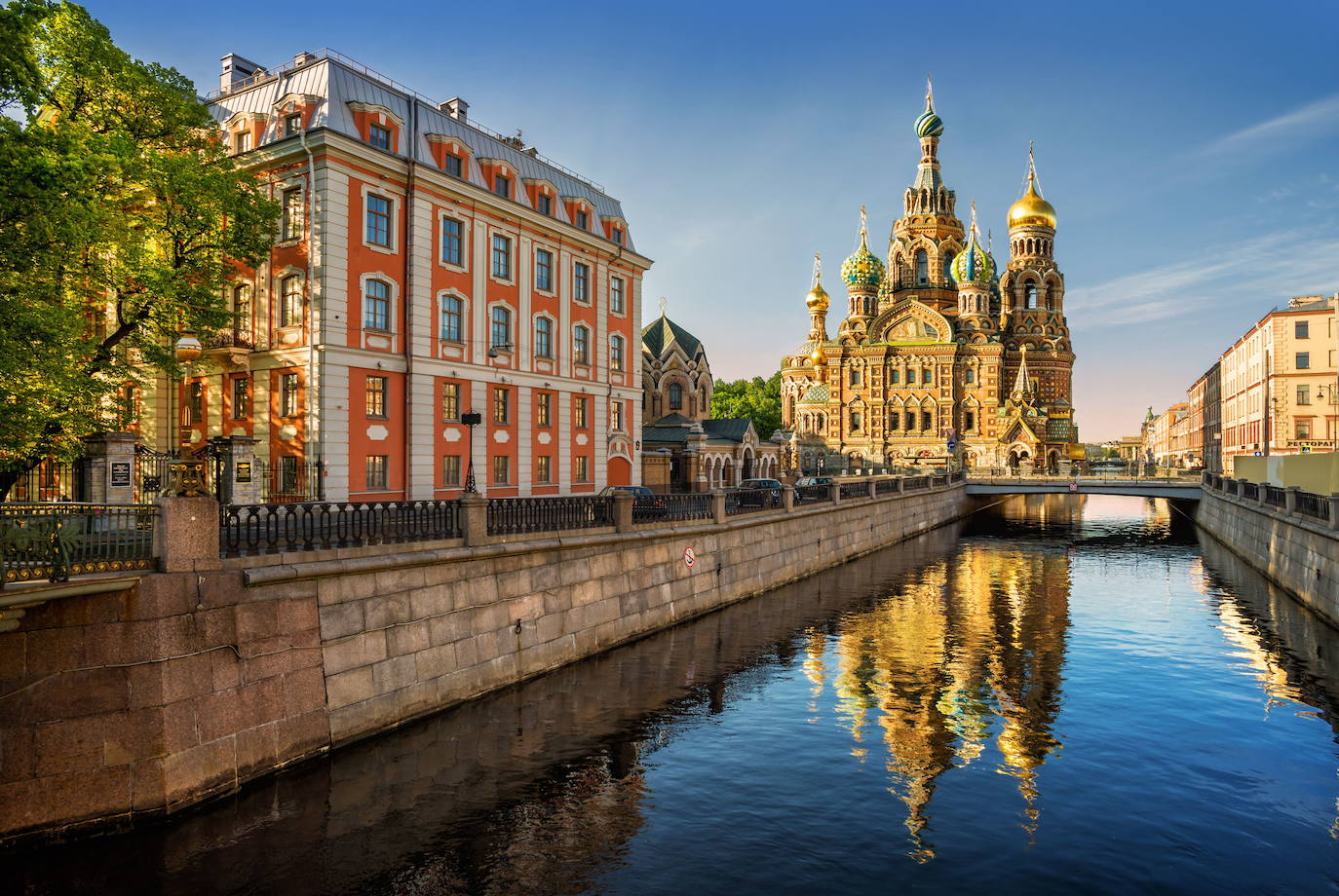 3.- SAN PETERSBURGO (RUSIA) | La segunda ciudad más grande de Rusia. El centro de la ciudad, junto a los monumentos que hay en sus alrededores, es considerado Patrimonio de la Humanidad por la UNESCO desde 1990. Fue fundada por el zar Pedro el Grande en 1703 con el propósito de deslocalizar la capital ubicada en Moscú. Este zar fomentó también la construcción de canales en las calles siguiendo el patrón de Ámsterdam.