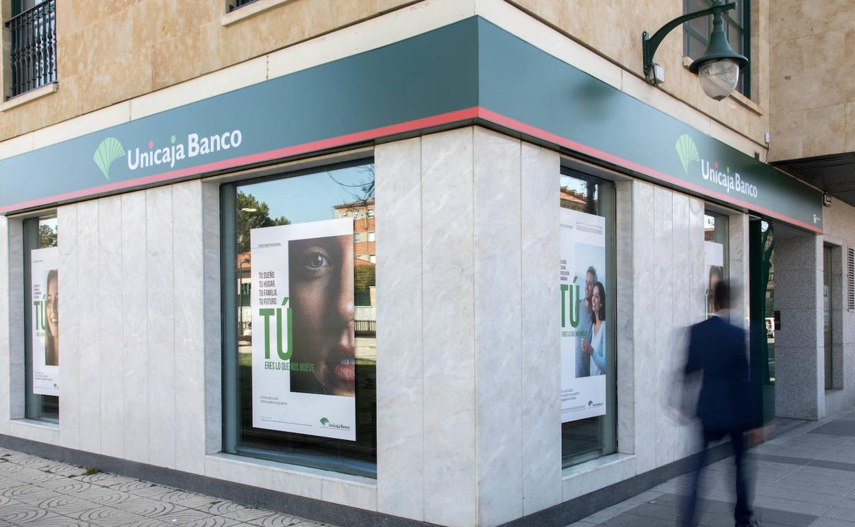 Sede de Unicaja Banco en una ciudad española.