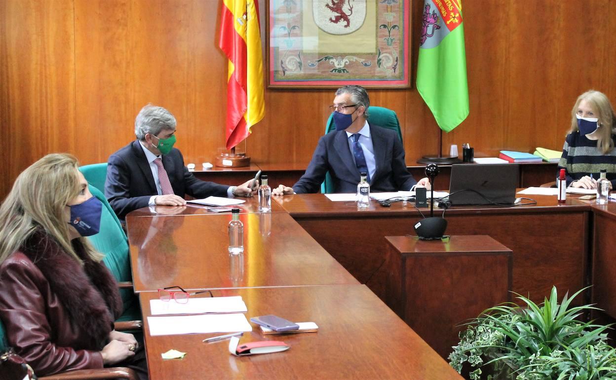 Pleno del consejo de gobierno celebrado en la Universidad de León.