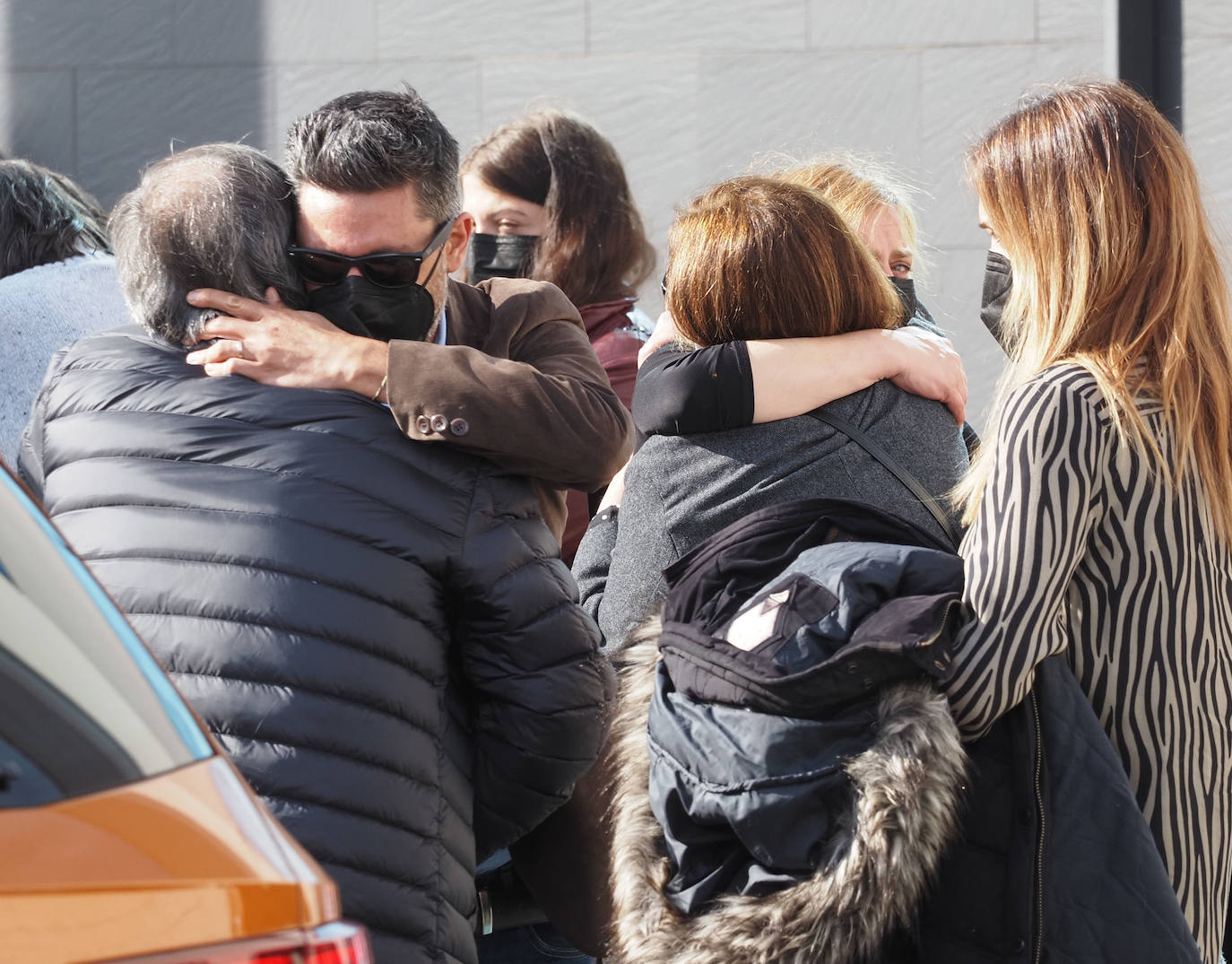 Llegada de familiares y amigos de Roberto Fraile, asesinado en Burkina Faso, al tanatorio en Valladolid.