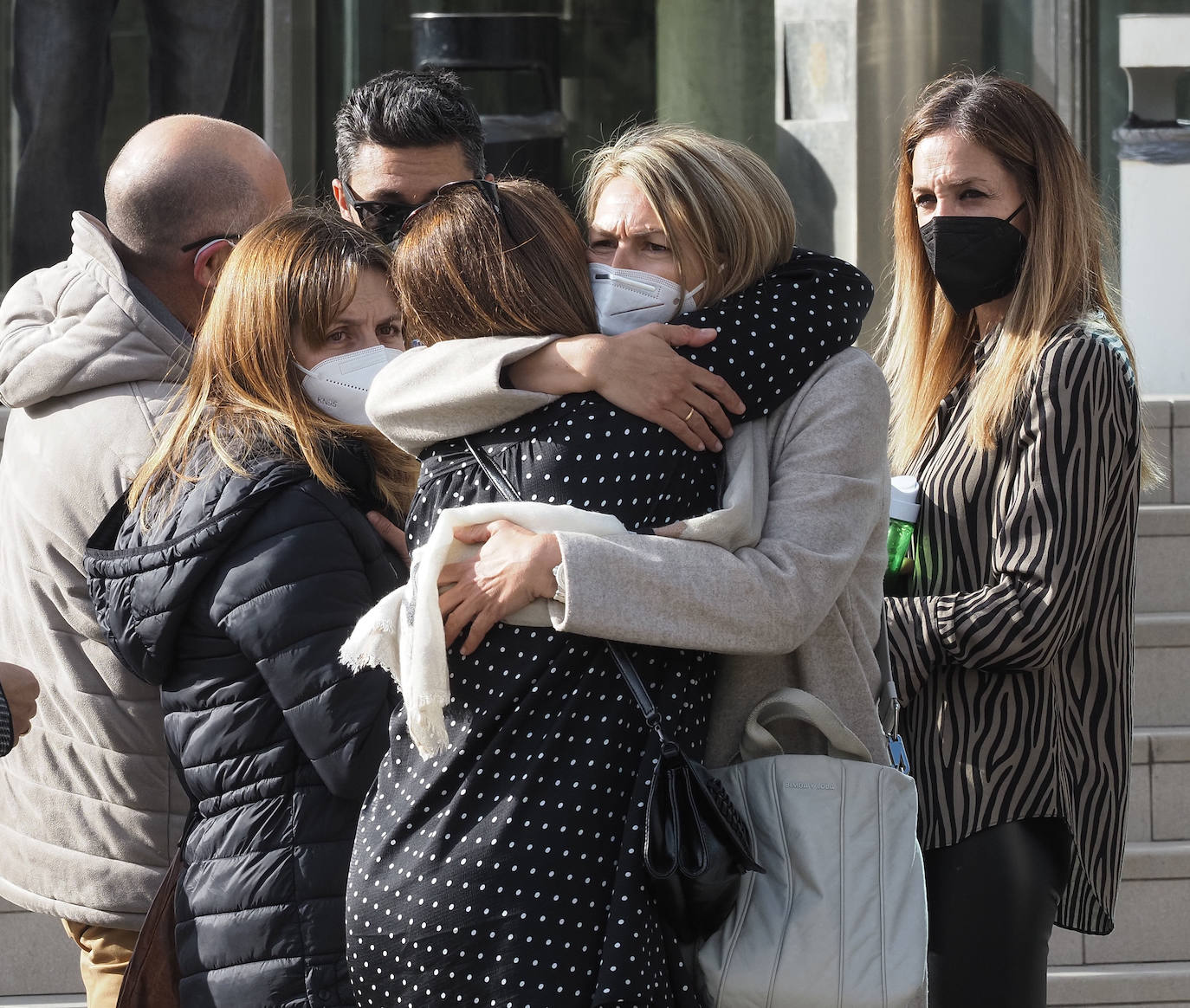 Llegada de familiares y amigos de Roberto Fraile, asesinado en Burkina Faso, al tanatorio en Valladolid.