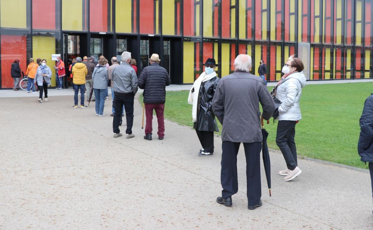 Colas para acceder a la vacunación masiva en el Palacio de Exposiciones de León.
