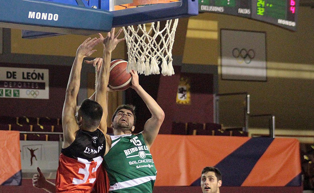 Una imagen del derbi entre ULE RBH Global Basket León y Reino de León.