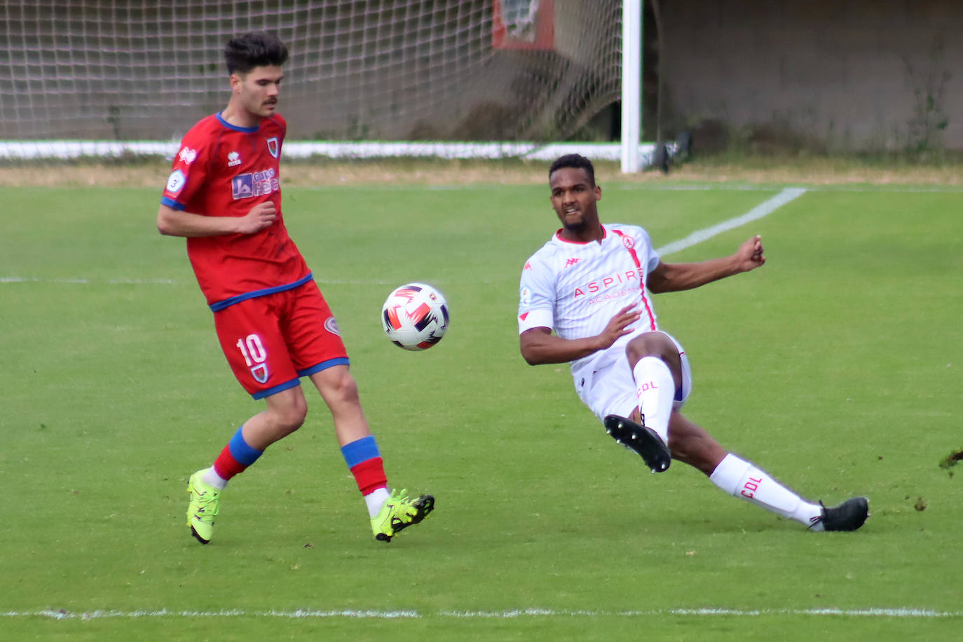 El conjunto leonés no pudo sumar su primera victoria de la segunda fase ante el filial soriano.