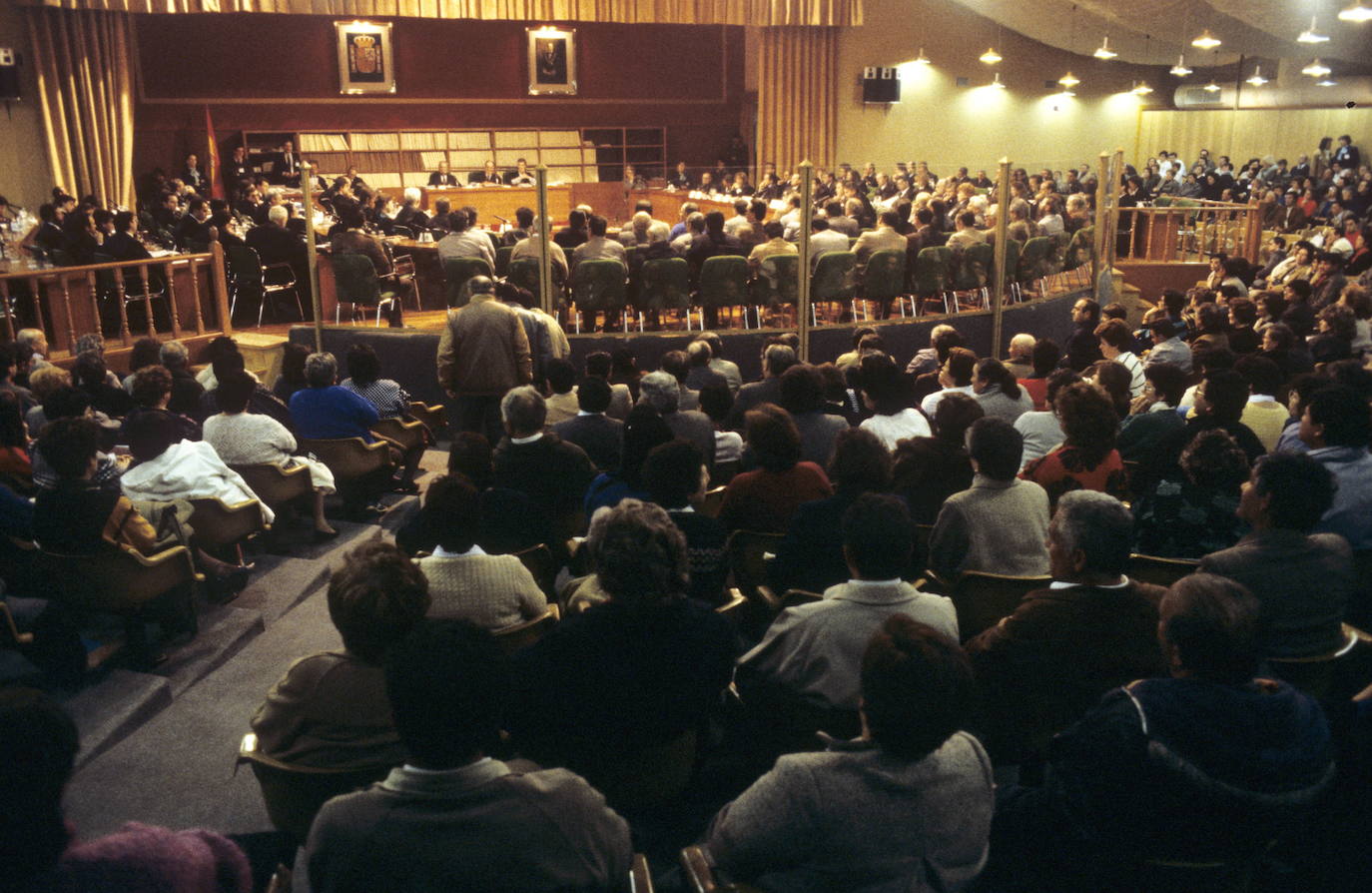 30-3-1987. Vista general del pabellón de la Casa de Campo habilitado para el ´juicio de la colza´, un envenamiento masivo, motivada por la ingestión de aceite de colza desnaturalizado con anilina, que costó la vida a cerca de 600 personas y dejó enfermas a más de 20. 000 y por el que han sido procesadas 38 personas.