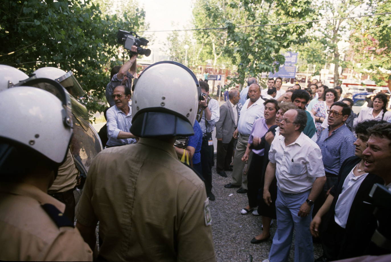 20-5-1989. Varias decenas de afectados por el síndrome tóxico se acercaron, desde el pabellon de IFEMA donde seguían desde un monitor la lectura de la sentencia, al auditorio con intención de entrar al mismo para protestar contra la sentencia