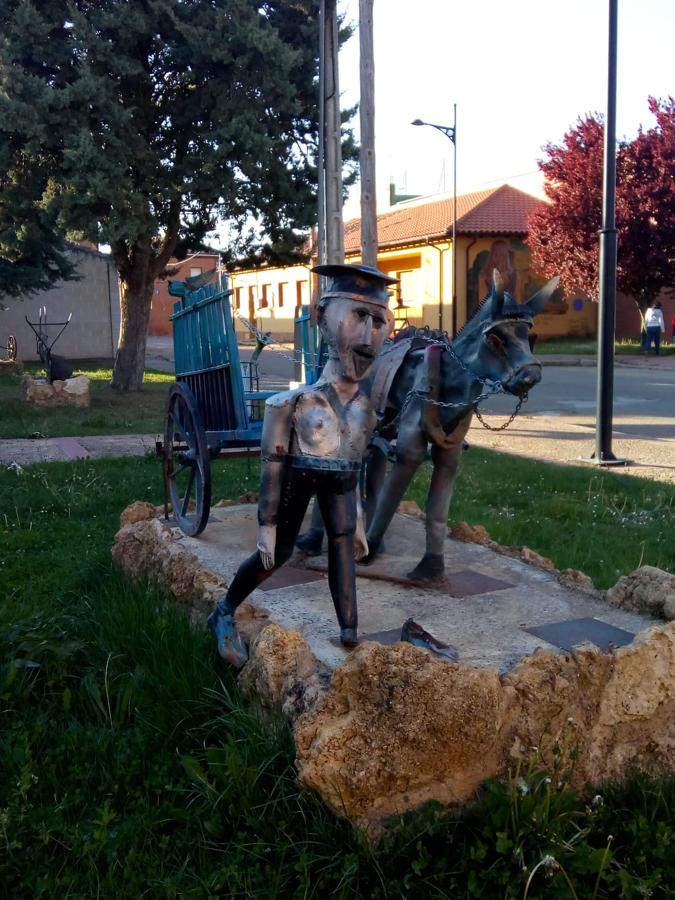 La escultura de Eufrasio, su mula y su carro en Calzada del Coto.