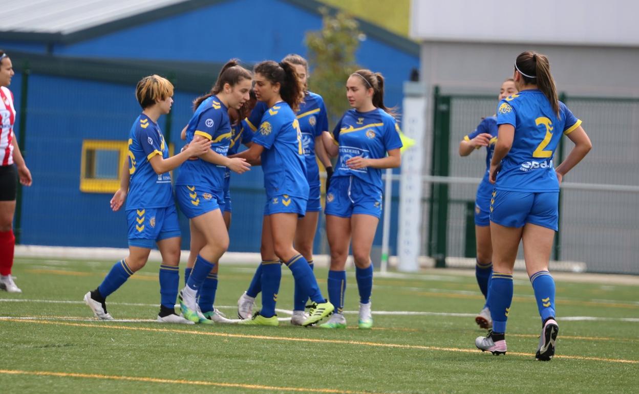 Las jugadoras del Olímpico celebran un gol.