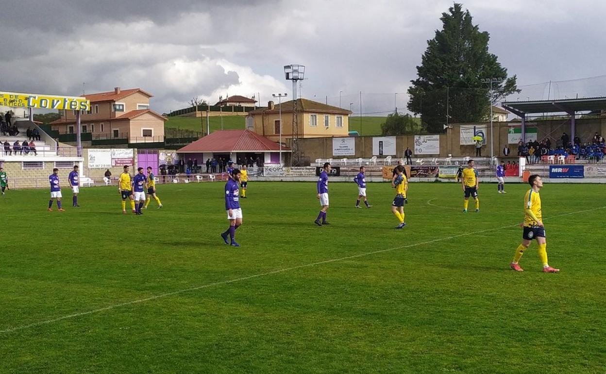 Un lance del partido entre La Bañeza y el Diocesanos.