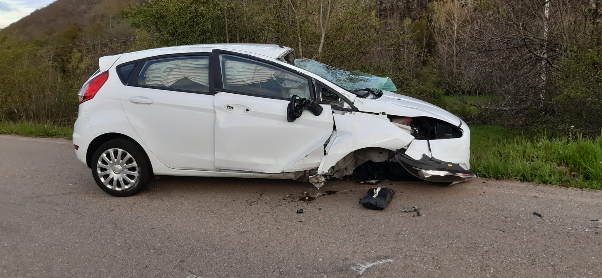 Un joven resulta herido en el vuelco de un turismo en Vegacervera.