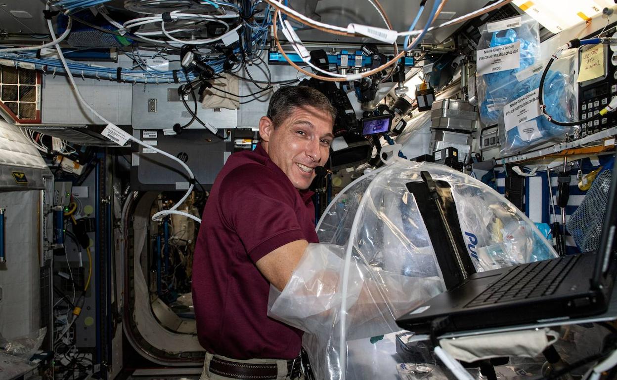 Uno de los astronautas de la Estación Espacial trabaja en uno de los experimentos. 