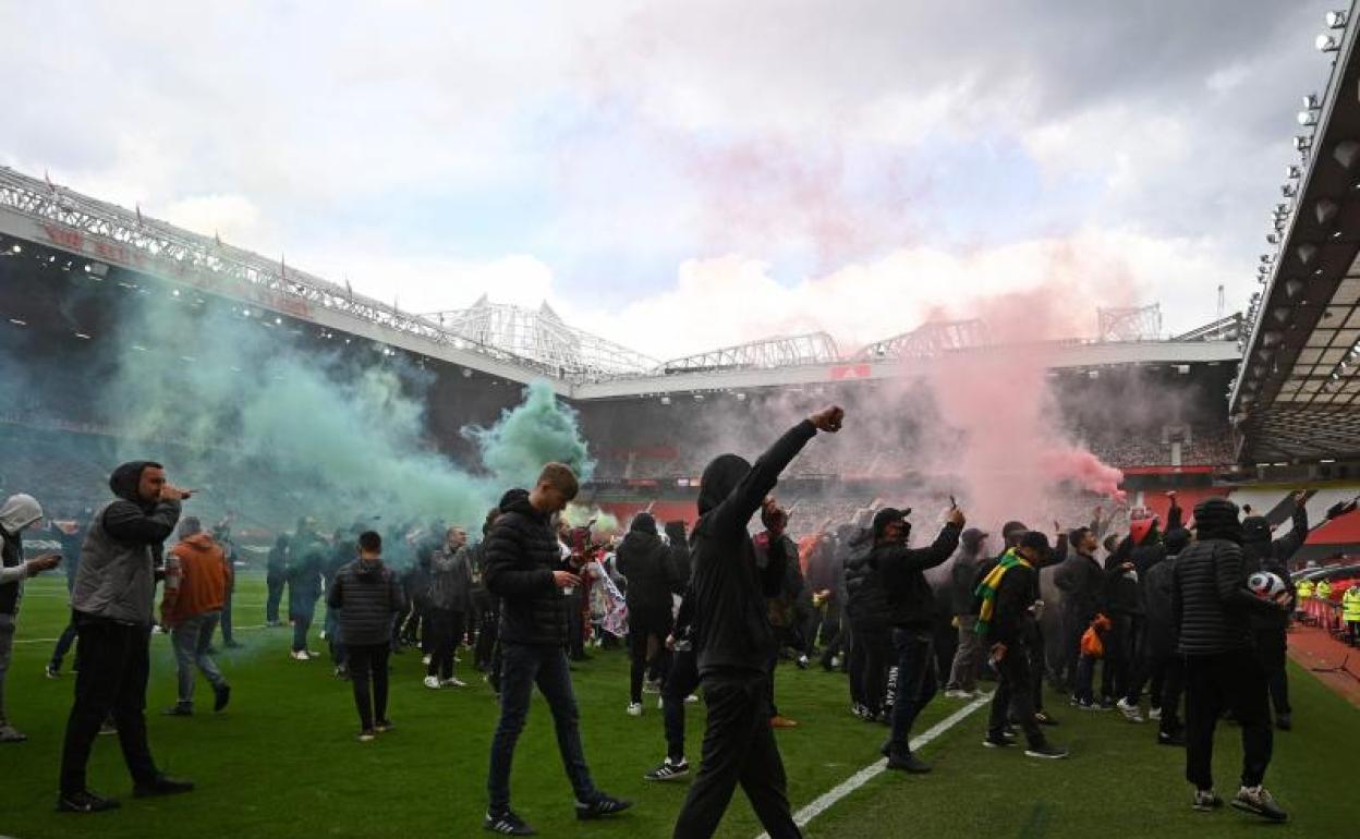 Hinchas invadiendo Old Trafford