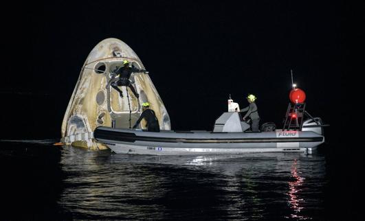 Tareas de rescate de los astronautas tras amerizar la nave de SpaceX en el Golfo de México.