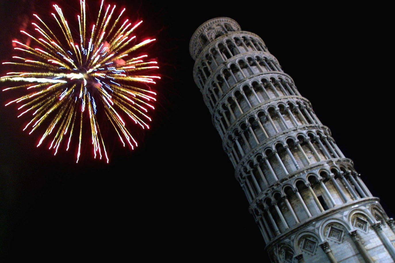 La Torre de Pisa (Italia) | Es la torre campanario de la catedral de Pisa, situada en la plaza del Duomo de Pisa, en la ciudad del mismo nombre, municipio de la región italiana de la Toscana y capital de la provincia homónima de Italia. La torre comenzó a inclinarse tan pronto como se inició su construcción en agosto de 1173. Su altura original era de 60 metros aunque actualmente mide 56.67 metros desde la base en el lado más alto y 55,86 metros desde la base en su lado más bajo.​ 