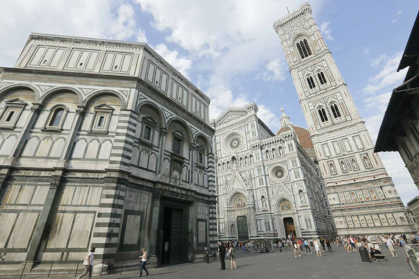 El campanario de Giotto (Florencia, Italia) | Es la torre campanario de la iglesia Santa María del Fiore, catedral de Florencia, situada en la plaza del Duomo. Es un ejemplo típico de los campaniles italianos, edificios separados de la iglesia destinados exclusivamente a disponer en ellos los campanarios y evitar los daños por vibraciones en el edificio de la iglesia. Su fundación remonta al siglo XIII y cuenta con una base cuadrangular de 14,45 metros y una altura de 84,70 metros.