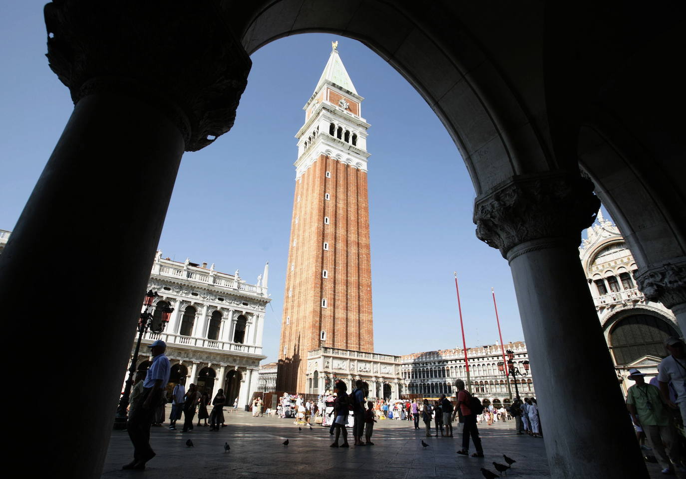 Campanario de San Marcos (Venecia, Italia) | Es el campanario de la basílica de San Marcos en Venecia y está ubicado en una esquina de la plaza de San Marcos, cerca de la portada de la basílica. Es uno de los símbolos de la ciudad. Tiene una altura total de 98,6 metros. Su cuerpo principal, de ladrillo, es un prisma de base cuadrada de 12 metros de lado y 50 metros de alto, sobre el cual se asienta un campanario blanco con cuatro arcos por cara, que aloja cinco campanas.