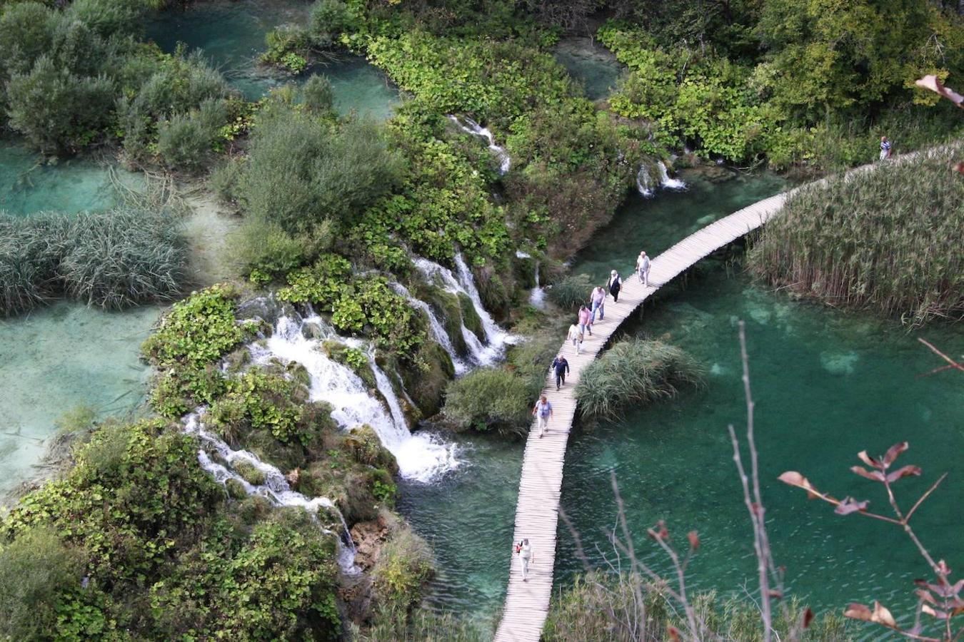 Plitvice (Croacia): Pocos lugares hay tan hermosos como Plitvice, un lugar dominado por el verde intenso de los árboles, los helechos y los musgos que cubren cada rincón de su bosque cuya extensión alcanza las 22.000 hectáreas. Todo acompañado por un remanso de paz, pequeños riachuelos de aguas cristalinas e innumerables cascadas, que se encargan de dar vida a este Parque Nacional ubicado en el centro de Croacia y declarado Patrimonio de la Humanidad en 1979 y que en 2011 fue propuesto como candidato a una de las siete maravillas naturales del mundo.