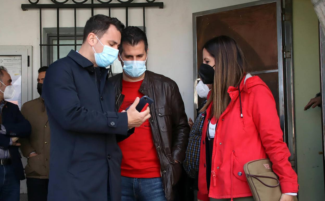 Javier Alfonso Cendón y Luis Tudanca en su visita a Villamanín y La Pola.