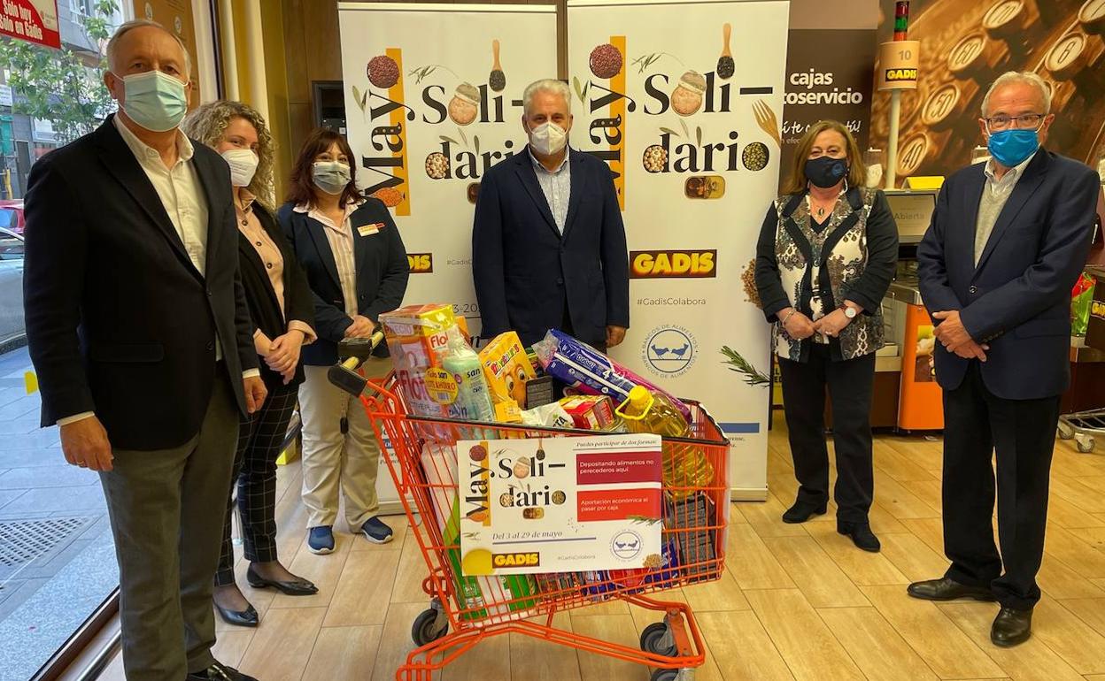 Antonio Cortés Lobato, director de RSC de GADISA; José Luis Fernández Astray, director de Comunicación y Baltasar López, delegado Área de A Coruña, con la presidenta del Banco de Alimentos Rías Altas, Conchi Rey, durante la presentación.