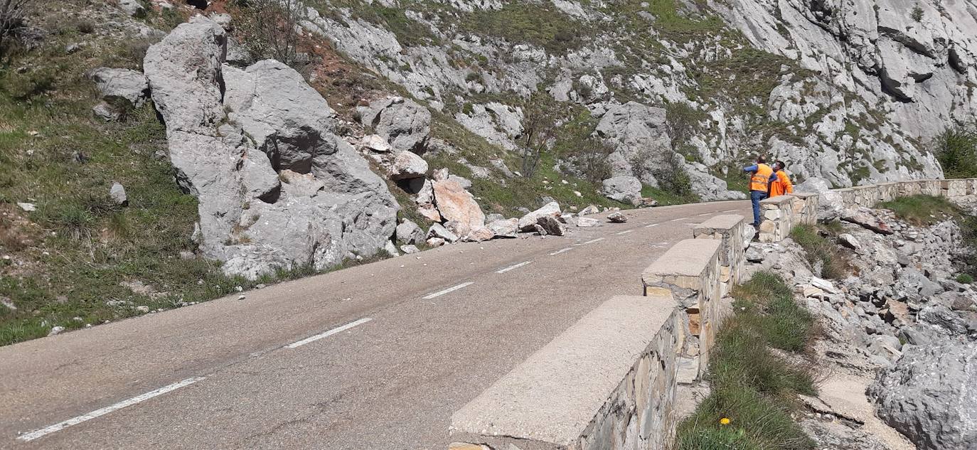 Varias rocas de gran tamaño caen sobre la carretera y obstaculizan uno de los carriles