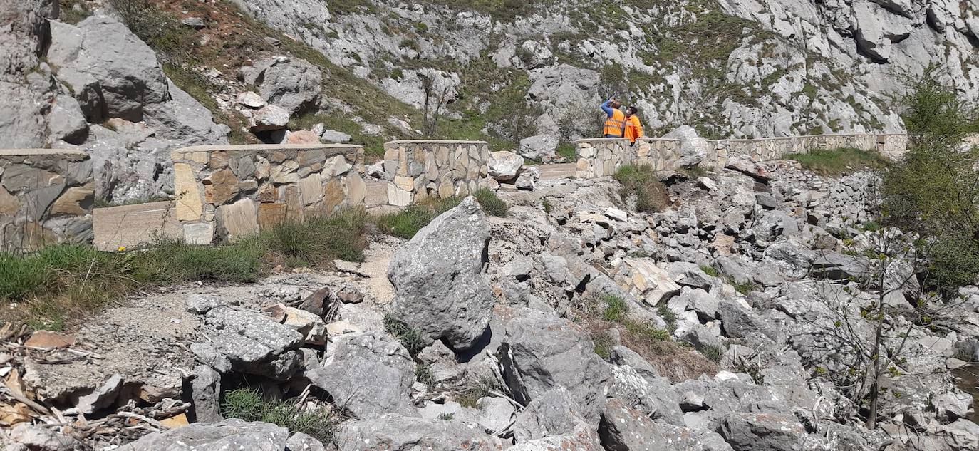 Varias rocas de gran tamaño caen sobre la carretera y obstaculizan uno de los carriles