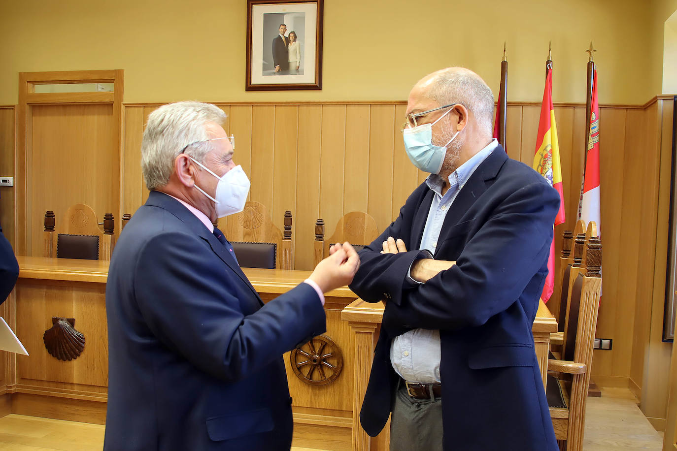 El vicepresidente, portavoz y consejero Francisco Igea, se reúne con el alcalde de Santa Colomba de Somoza, José Miguel Nieto acompañado por la consejera Ana Carlota Amigo.