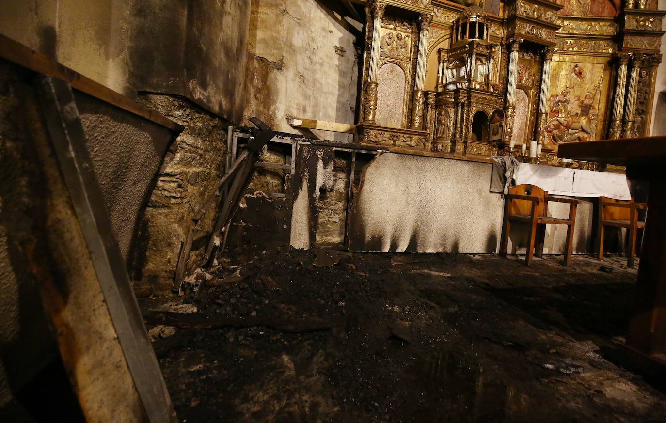 Un incendio declarado de madrugada ha calcinado parte del retablo a la Iglesia de Santa Marina de Balboa | Los Bomberos de Ponferrada intervinieron en el lugar tras ser alertados de las llamas | El incendio se provocó por un cirio que quedó encendido y cuya cera sirvió para prender una alfombra. 